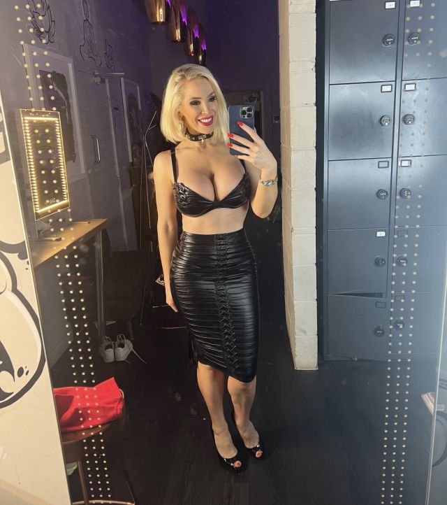 Rebecca More, Busty Hot Milf From The UK​