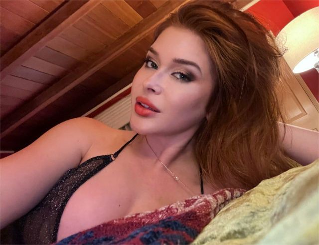 Leaked Pictures From Your New Favorite Busty Redheads, Renee Olstead