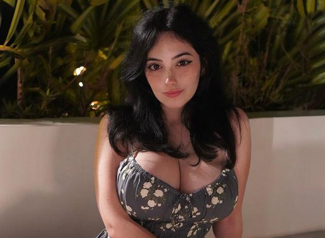 Italian Busty Shiftymine Showing Her Sexy Figure