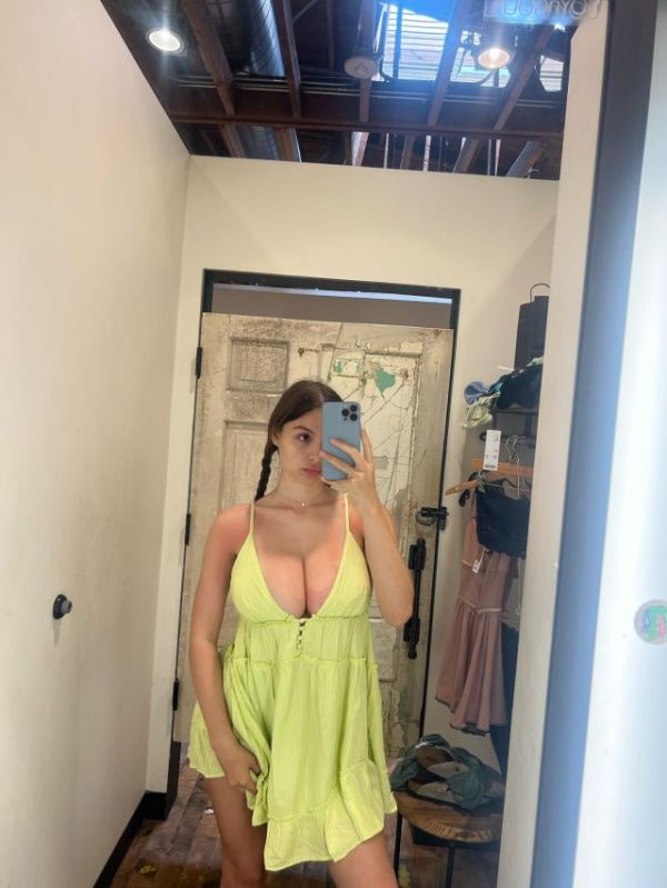 Instagram Model Sophie Mudd Shows Off her Hot Boob