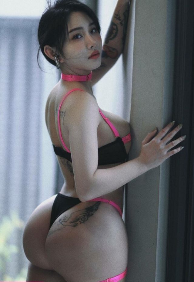 Songyuxin Hitomi, a Curvy and Hot Fitness Beauty from China