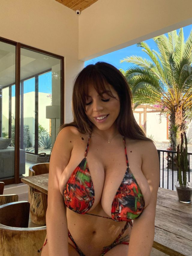 Big Tits Sexy Model Ayala Shows Perfect Body Attributes