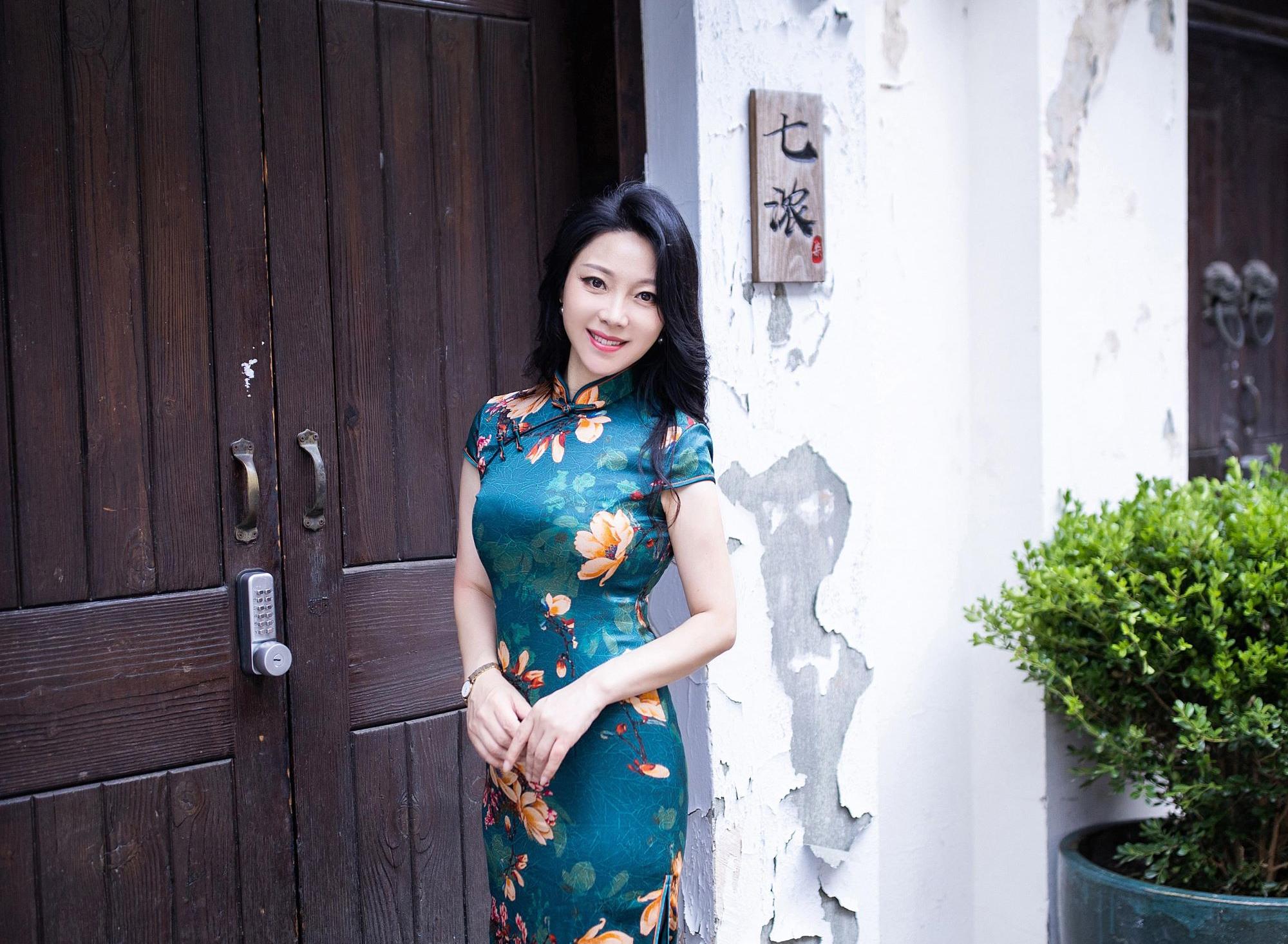 You'll Love how Pretty in Traditional Cheongsam These Chinese Women Look