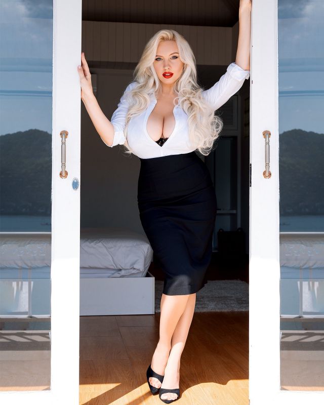 Sigal Acon, Russian Glamorous Blonde Model has A Curvy Figure