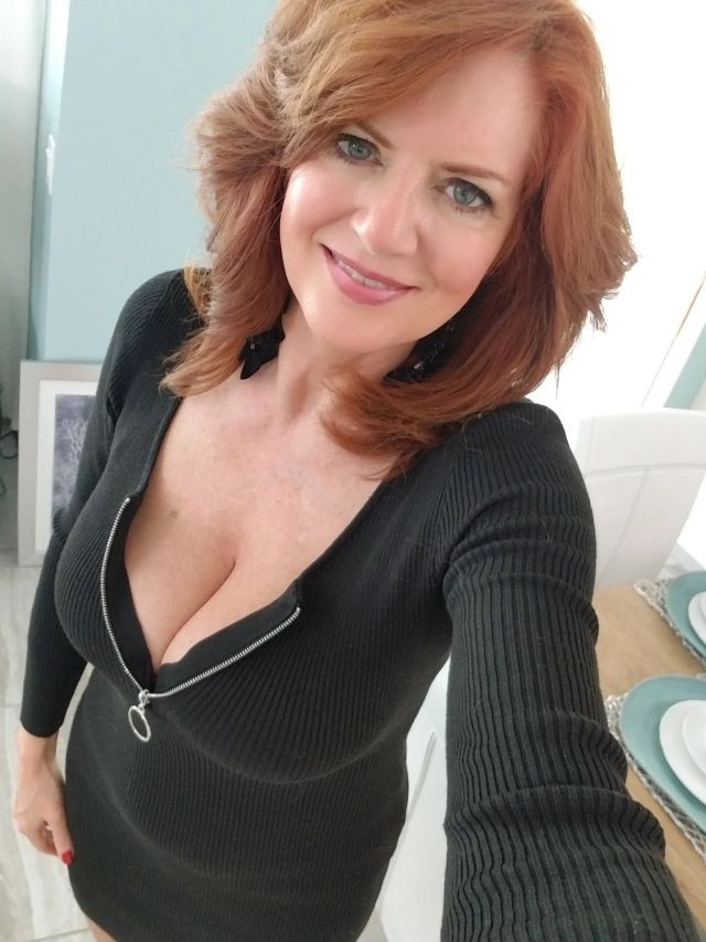 Redhead Busty Milf Andi James Displaying Her Fantastic Physique 