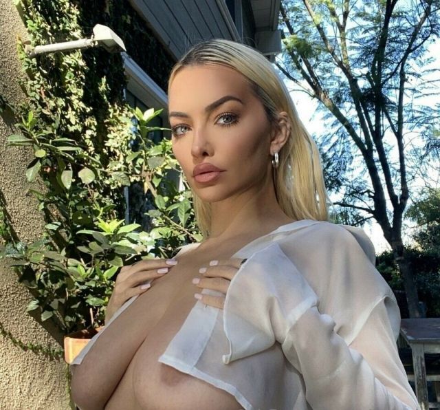 Sexy Blonde Model Lindsey Pelas Shows Her Perfectly Toned Body
