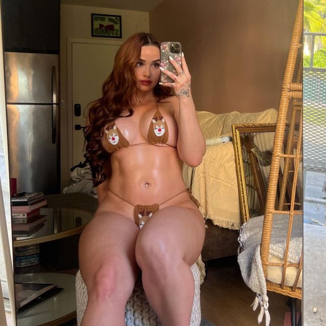 American Voluptuous Model Krissy Taylor Showing Her Sizzling Curvy Body 