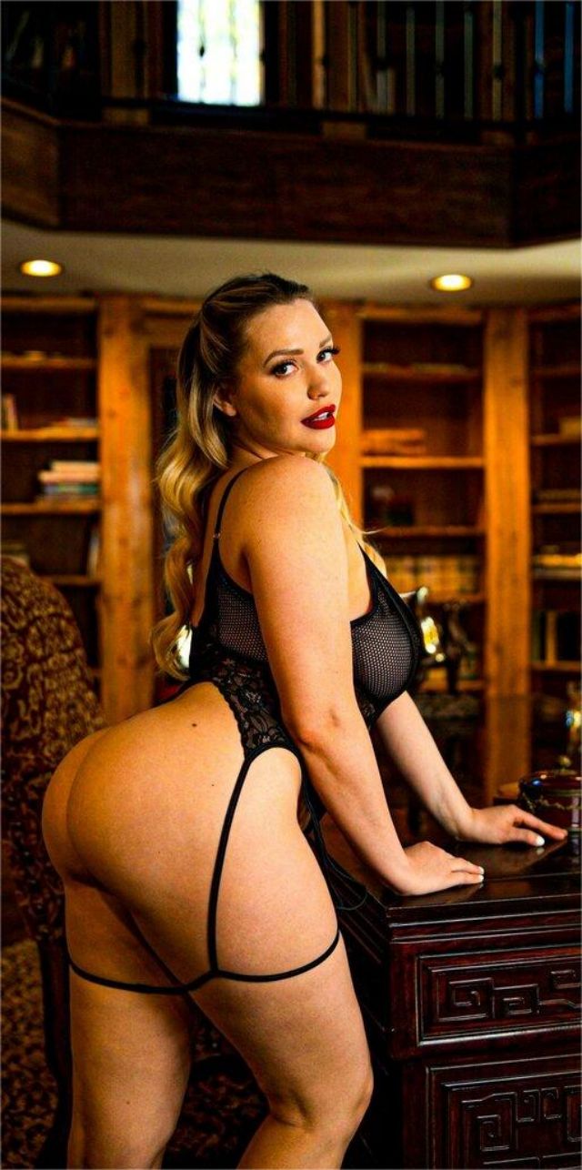 Mia Malkova, A Hot Porn Star Buys From America